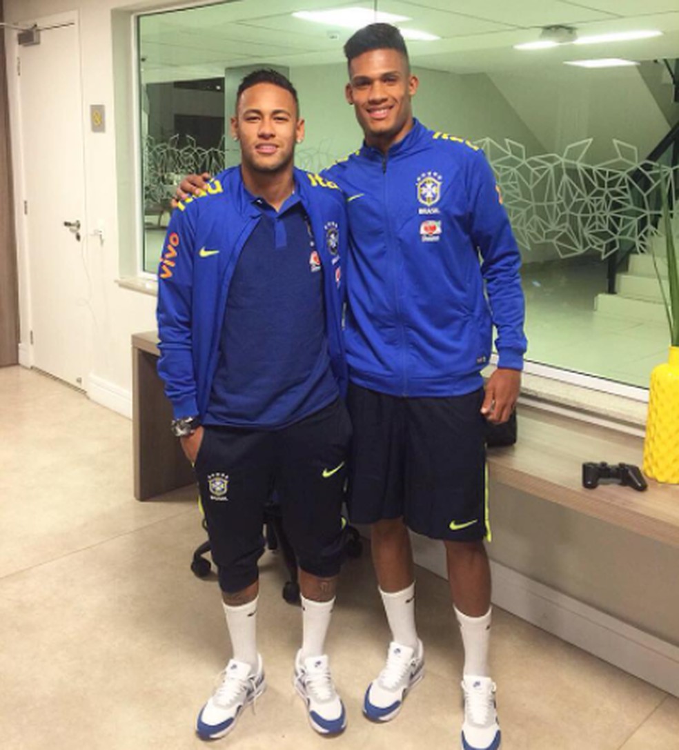 Rafael Santos com Neymar em treino da Seleção na Granja Comary — Foto: Reprodução