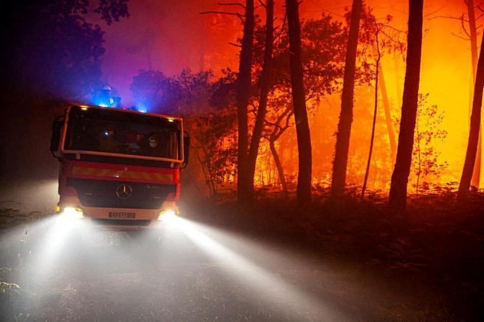 Caminhão de bombeiros atravessa floresta em chamas perto de Landiras, na França — Foto: Brigada de Bombeiros da região de Gironda/Reuters