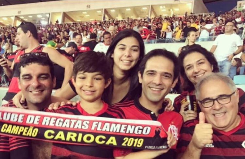 Renata e a família sortuda no Maracanã. Da foto, só o sobrinho não vai — Foto: Arquivo Pessoal