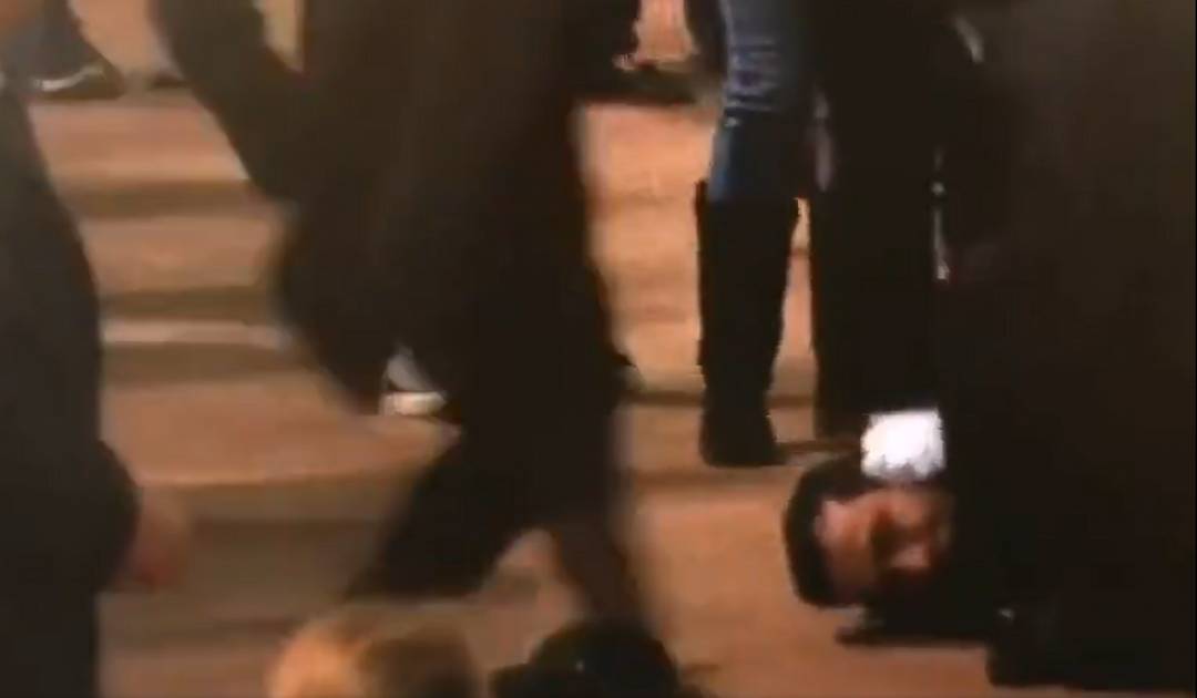 Momento em que homem é detido ao tentar se aproxima de caixão da rainha Elizabeth II, em 16 de setembro de 2022.