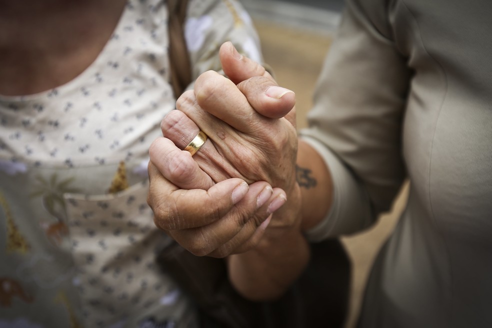 Pacientes e profissionais de saúde do Hospital de Planaltina, no DF, oram por pacientes de Covid-19. — Foto: Breno Esaki/Agência Saúde DF