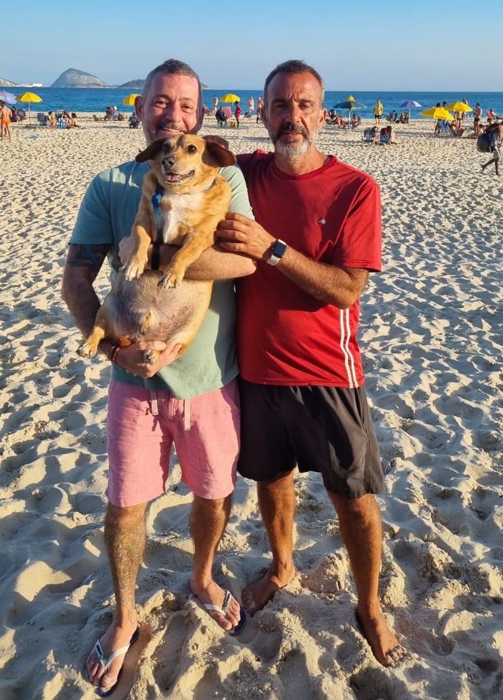 Uwe Herbert Hahn e Walter Henri Maximillen Biot na praia de Ipanema, na Zona Sul do Rio — Foto: Reprodução