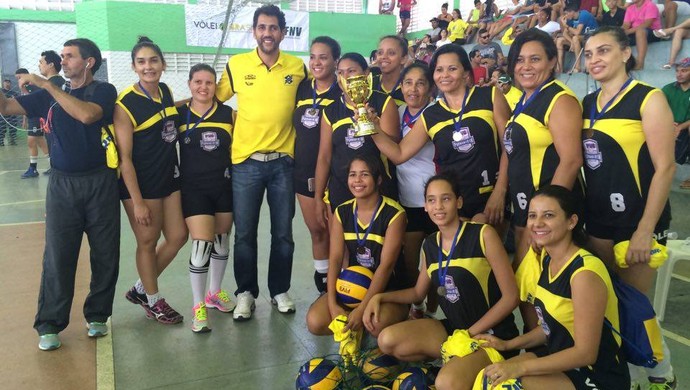 Maurício Lima entrega medalhas de terceiro lugar ao time feminino. (Foto: Júlia Carvalho)