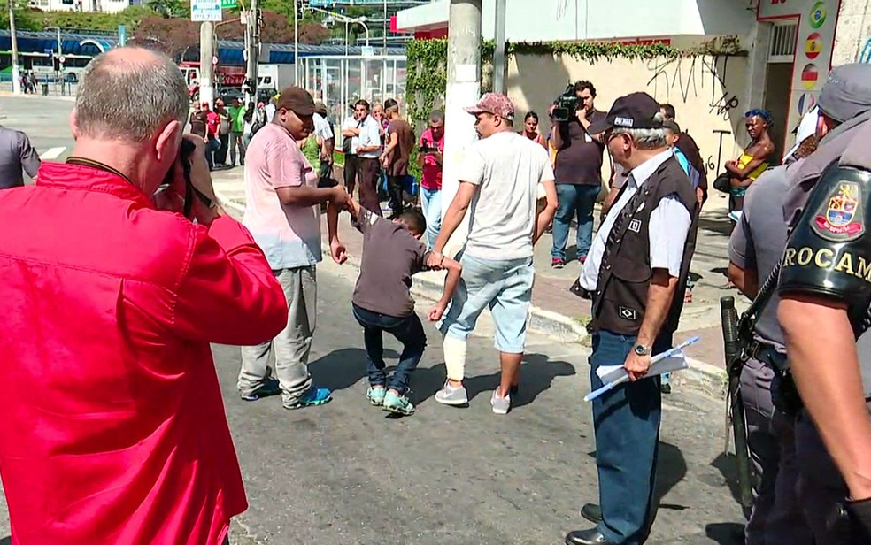 Polícia faz reconstuição de morte de menino após confusão no Habib's, em São Paulo — Foto: GloboNews/Reprodução