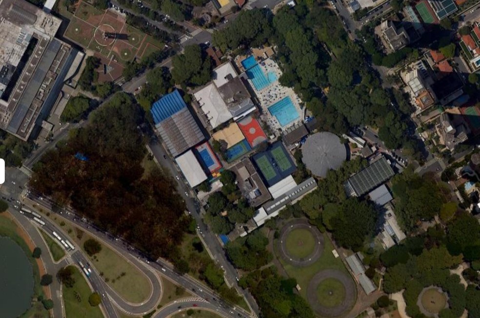 Imagem aérea do terreno do clube Círculo Militar, na Zona Sul de São Paulo; no canto esquerdo, o lado do Parque do Ibirapuera. — Foto: Reprodução/Google Maps