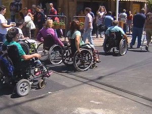 Cadeirantes participaram do ato em Botucatu  (Foto: Reprodução / TV TEM)