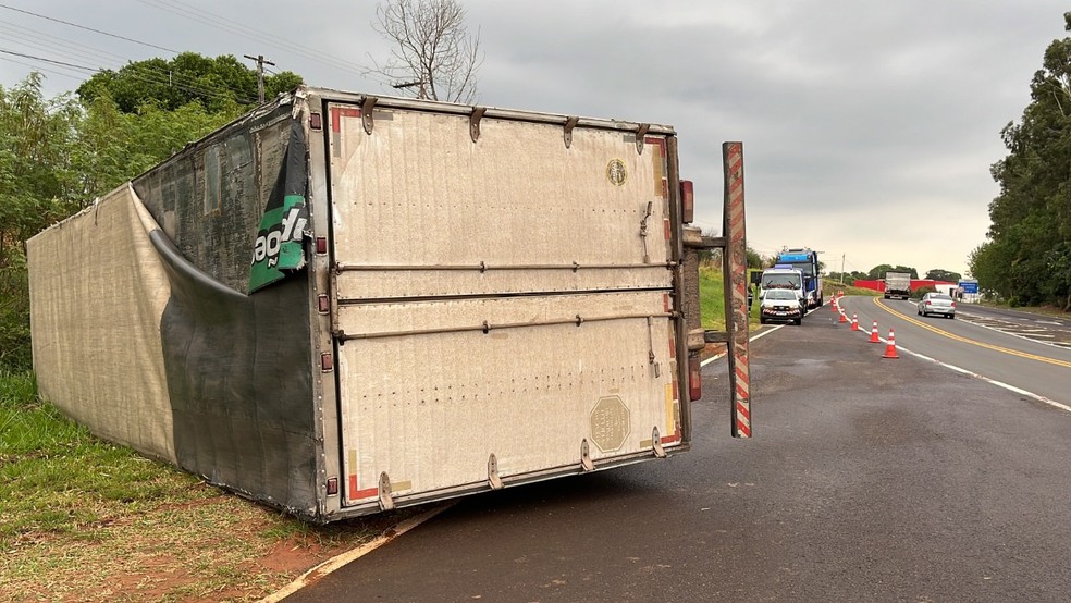 Caminhão tombou na Rodovia Comandante João Ribeiro de Barros — Foto: Portal Siga Mais