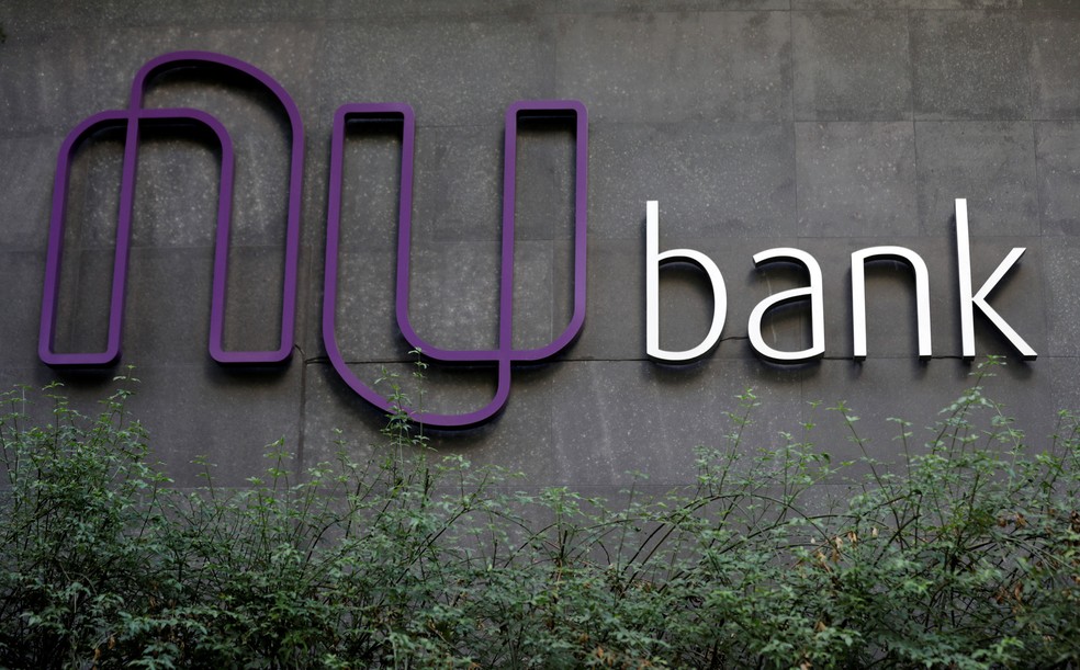 Logotipo do Nubank Ã© fotografado na sede do banco, em SÃ£o Paulo â€” Foto: Paulo Whitaker/Reuters