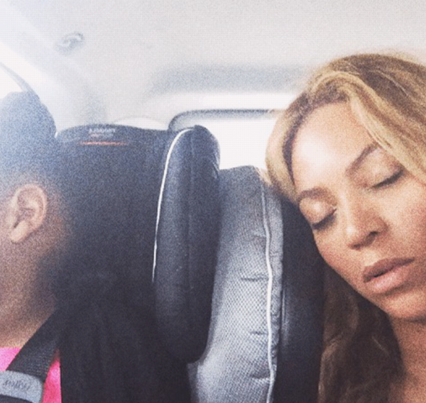 Mãe e filha dormem no carro (Foto: Cortesia Beyoncé)