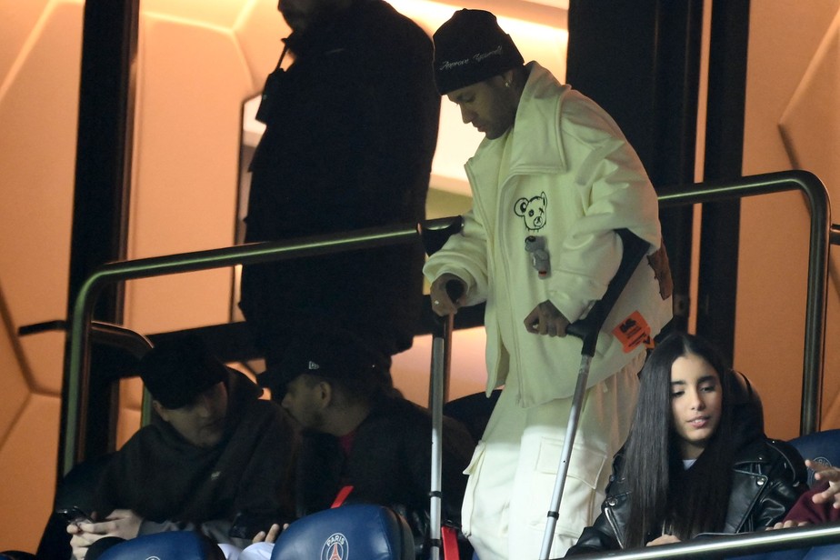 Neymar aparece de muletas em partida do PSG contra o Nantes