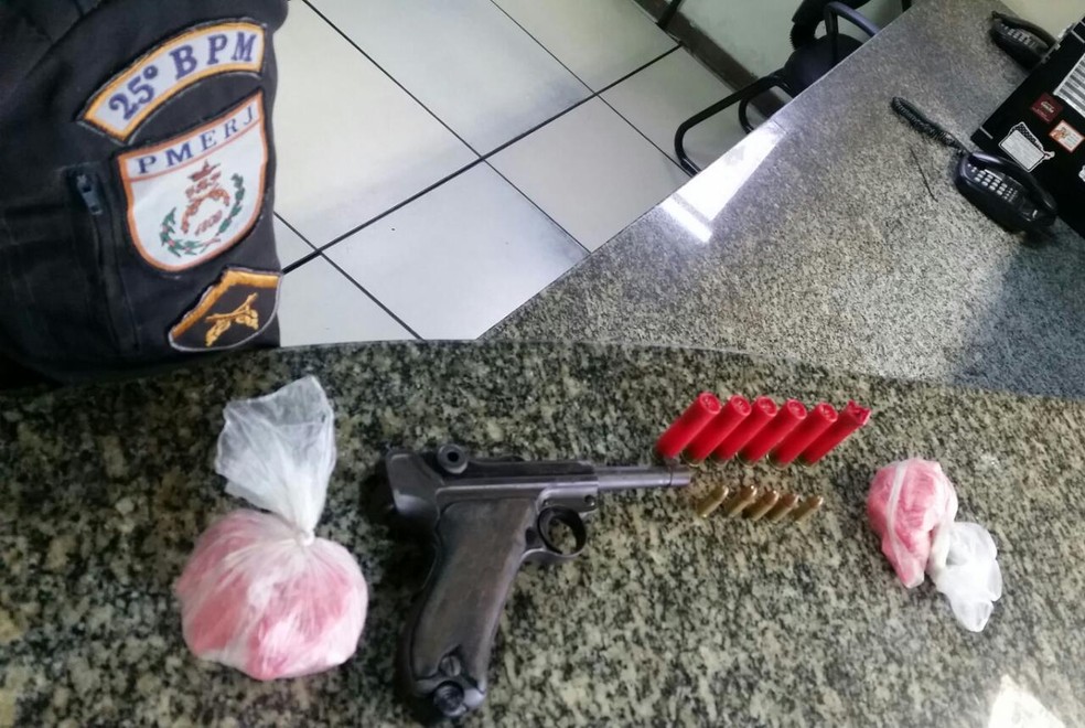 Material apreendido com os suspeitos foi encaminhado para a delegacia de Arraial do Cabo (Foto: Polícia Militar/Divulgação)