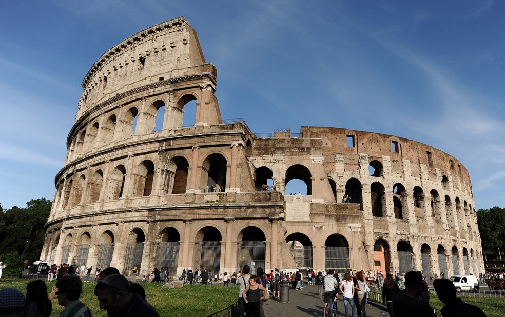 Dia movimentado de visitas turísticas no Coliseu de Roma em 2010 — Foto: Tiziana Fabi/AFP/Arquivo