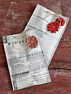 Jornal japonês costurado como envelope, com flor de scrapbook, vira um mimo para o convidado ou uma embalagem de presente criativa