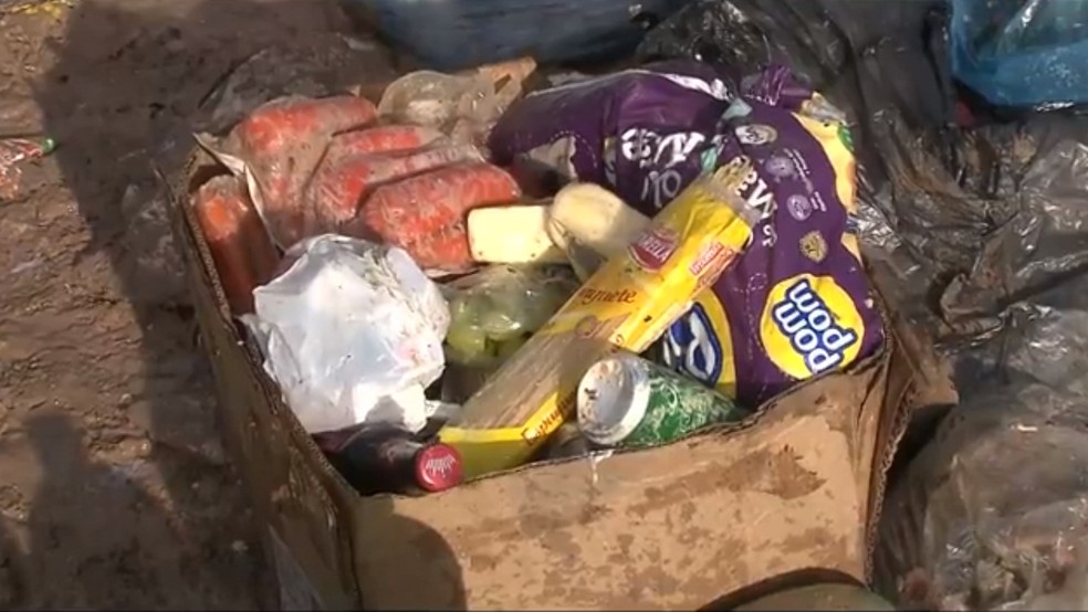 Trabalhadores retiram alimentos do lixo em aterro sanitário da Região Metropolitana de João Pessoa (Foto: Reprodução/TV Cabo Branco)