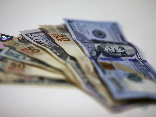 Notas de dólar e real cotação moeda norte-americana (Foto: Ricardo Moraes/Reuters)