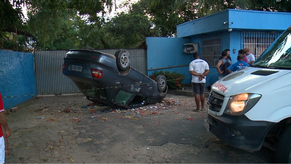 Condutor perdeu controle de veículo, que capotou em Teresina — Foto: Reprodução/TV Clube