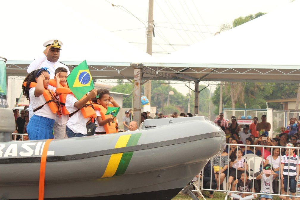 Crianças participam pela Marinha durante desfile militar em Porto Velho.  (Foto: Pedro Bentes/G1)