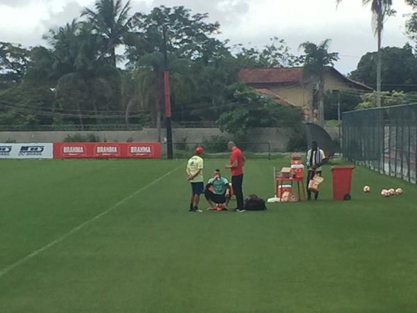 Muralha bate longo papo com Victor Hugo e Mozer; Everton e Vaz são vetados