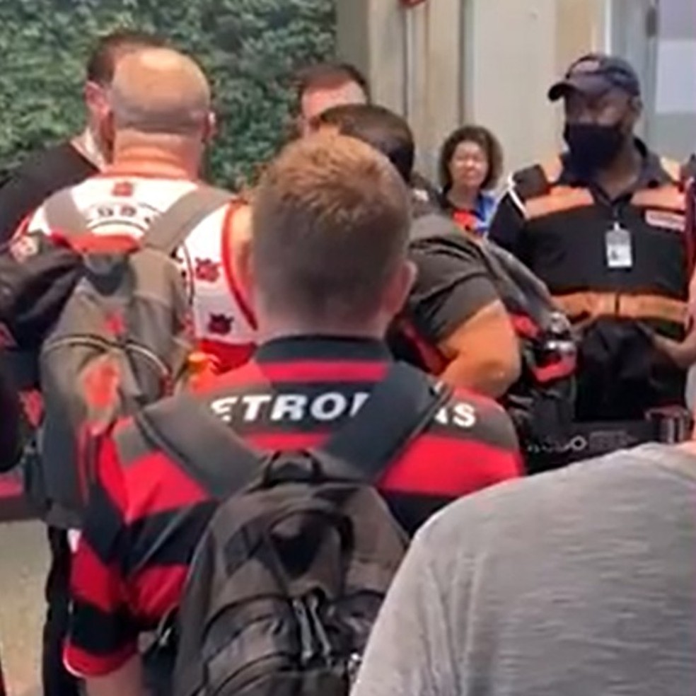 Confus&atilde;o no aeroporto: torcedores do Flamengo com voos cancelados para Guayaquil &mdash; Foto: reprodu&ccedil;&atilde;o