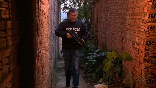 Polícia cumpre mais de 100 mandados e prende suspeitos em operação de combate à violência contra a mulher no RS