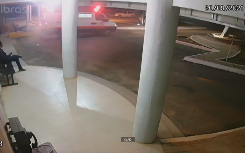 Homem furta ambulância e em seguida foge na BR-060, em Alexânia — Foto: Reprodução/TV Anhanguera