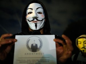 Un manifestant portant un masque de Guy Fawkes se tient lors d'un rassemblement de partisans du mouvement Anonyme dans le cadre de la « Marche mondiale des millions de masques » à Nantes, en France (Photo : Stéphane Mahé/Reuters)
