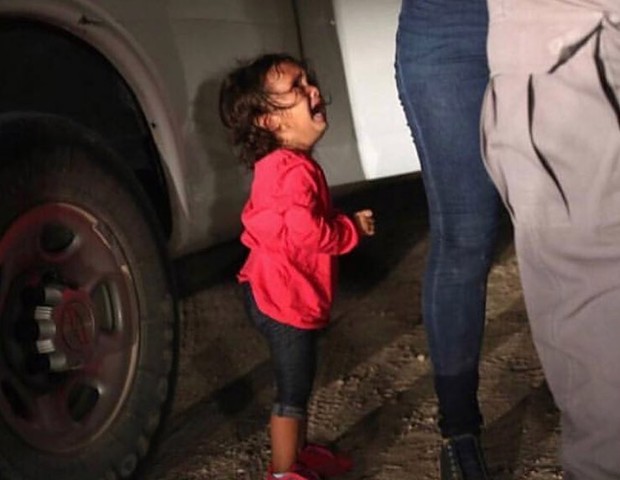 A imagem da garotinha chorando pela mãe revoltou os americanos (Foto: Reprodução/Instagram)