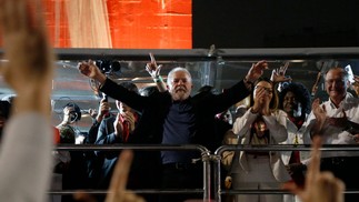 Lula discursou para apoiadores na Avenida Paulista, depois da apuração das urnas no primeiro turno — Foto: Miguel Schincariol/AFP