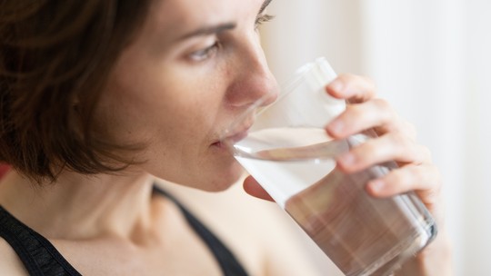 Manter-se hidratado pode ajudar a retardar o envelhecimento precoce, diz estudo