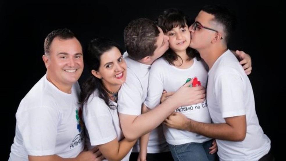 A irm caula de En, filha do segundo casamento da me, tambm foi diagnosticada com autismo — Foto: Estdio Mares