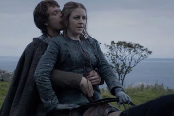 Os atores Alfie Allen e Gemma Whelan em cena da série Game of Thrones (Foto: Reprodução)