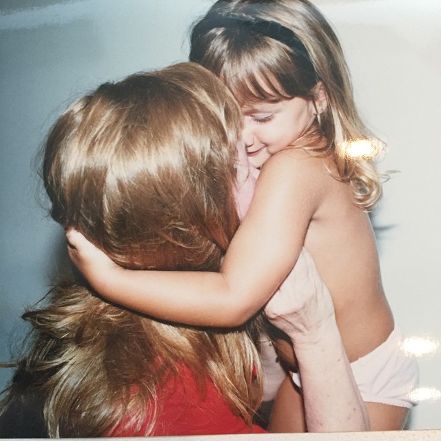 Sasha, filha de Xuxa, beijando a avó Alda (Foto: Reprodução - Instagram)