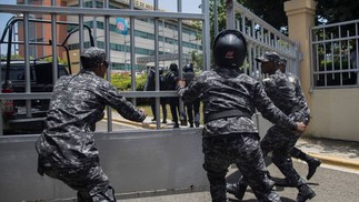 Polícia fecha o portão da sede do Ministério do Meio Ambiente dominicano após o assassinato do chefe da pasta, Orlando Jorge Mera, em Santo Domingo — Foto: ERIKA SANTELICES / AFP