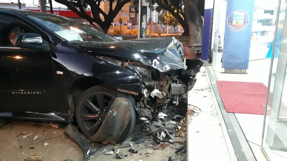 Carro por pouco nÃ£o invadiu a farmÃ¡cia (Foto: JosÃ© Aparecido/ TV Morena)