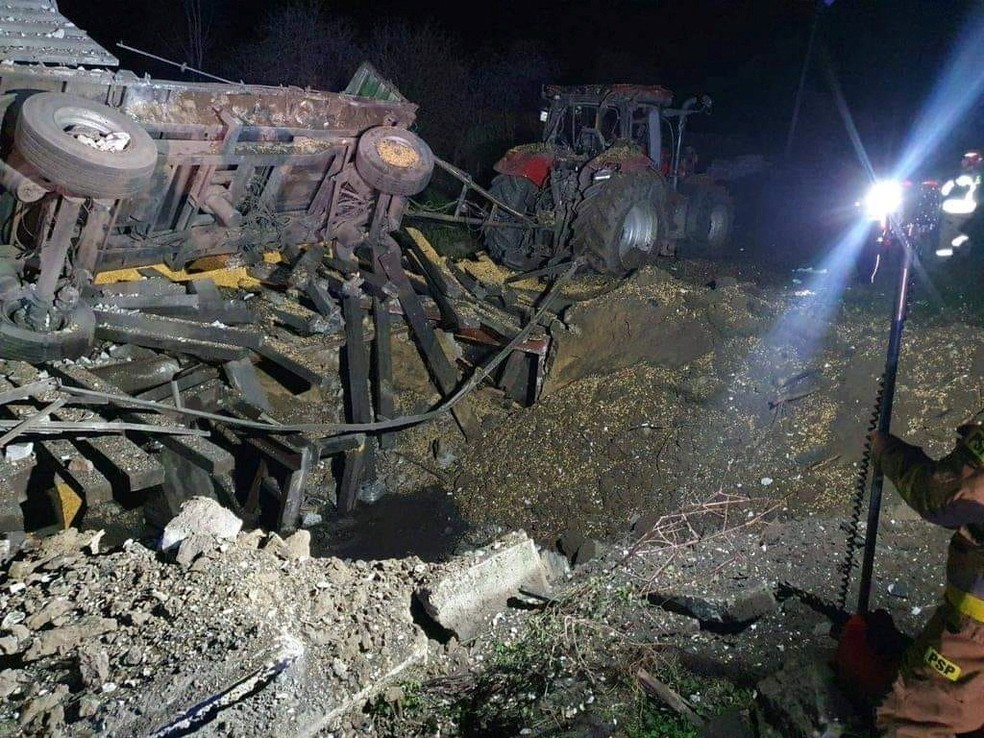 Imagens mostram danos causados por míssil de fabricação russa em fazenda de grãos em Przewodów, na Polônia, nesta terça-feira (15). — Foto: Reuters