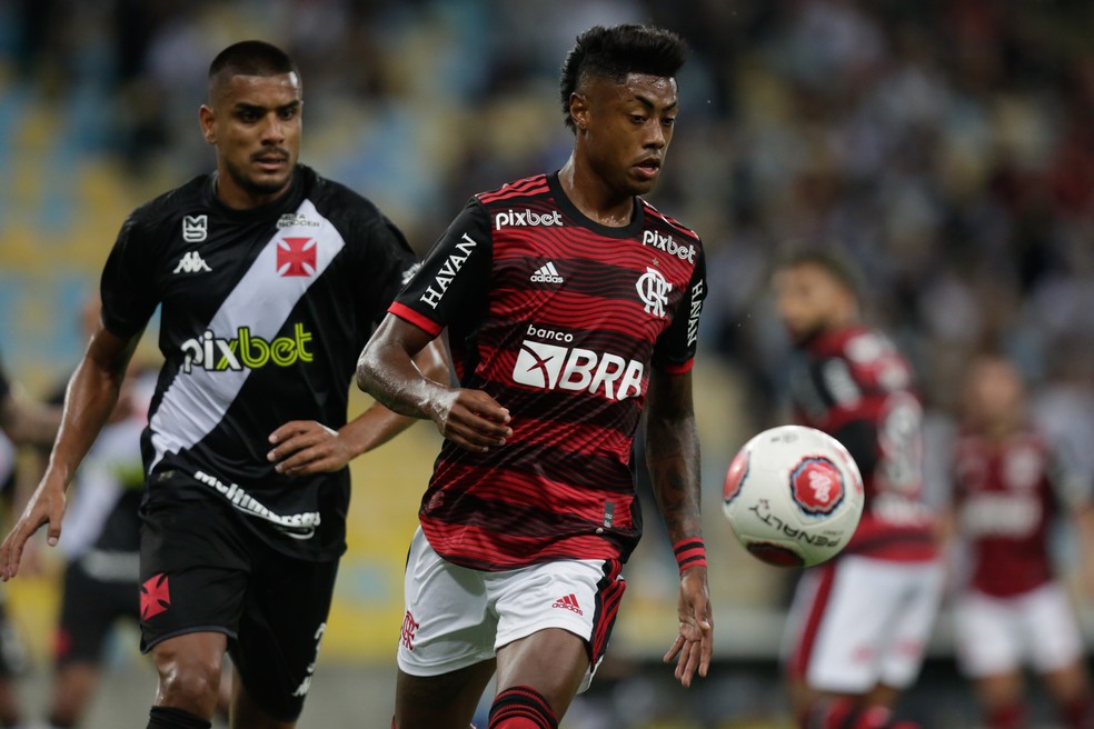 Bruno Henrique é marcado por Léo Matos durante Vasco x Flamengo — Foto: Gilvan de Souza/Flamengo