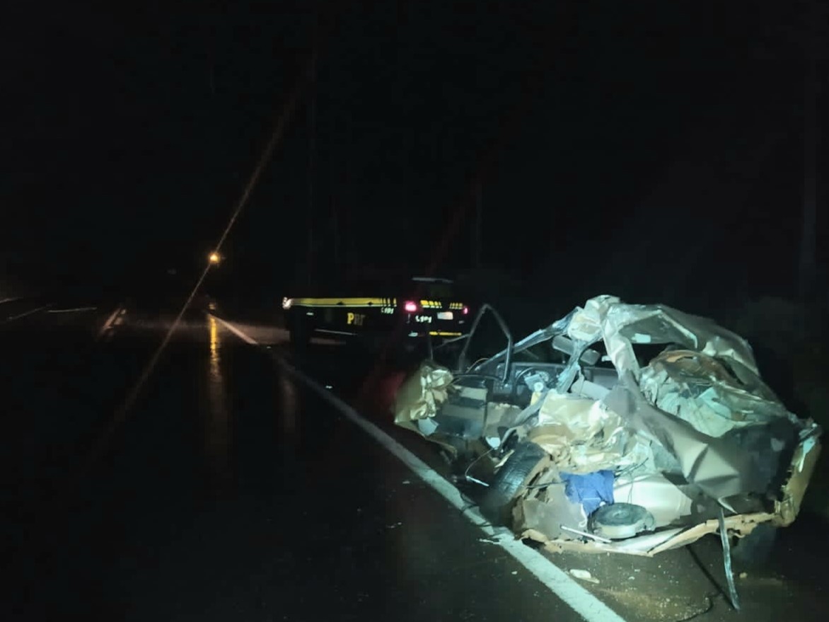Motorista morre após bater carro contra caminhão na BR-116, em Campestre da Serra