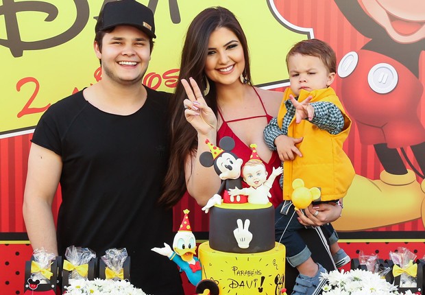 O aniversariante Davi com os pais, Matheus e Paula (Foto: Manuela Scarpa/Brazil News)