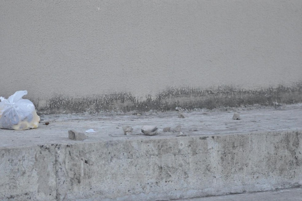 Pedaços de concreto caíram da cobertura da arquibancada sombra do estádio Almeidão, em João Pessoa — Foto: Pedro Alves/Globoesporte.com