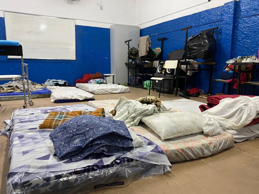 Pontos de apoio têm dormitórios para desabrigados — Foto: Matheus Rodrigues/ g1