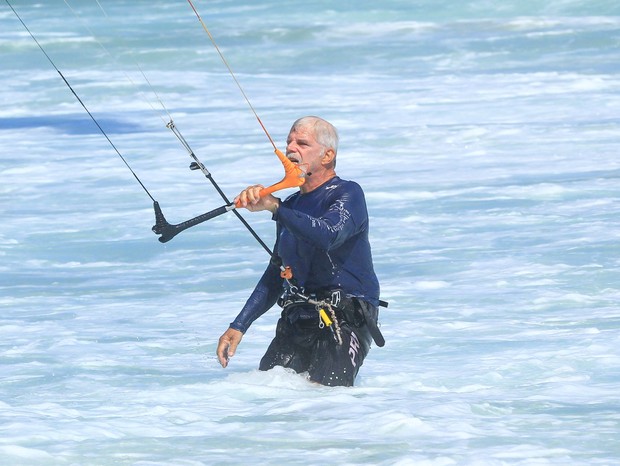 Raul Gazolla pratica kitesurf (Foto: Fabricio Pioyani/AgNews)