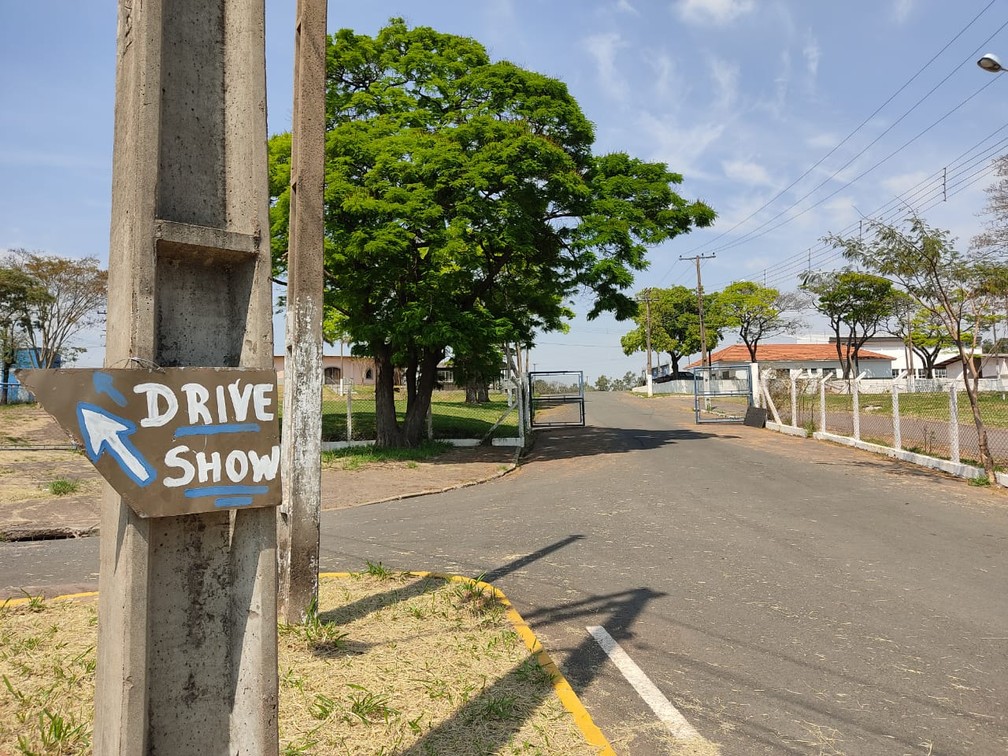 Programação de shows no sistema drive-in ocorre no Recinto de Exposições de Presidente Prudente — Foto: Aline Costa/G1