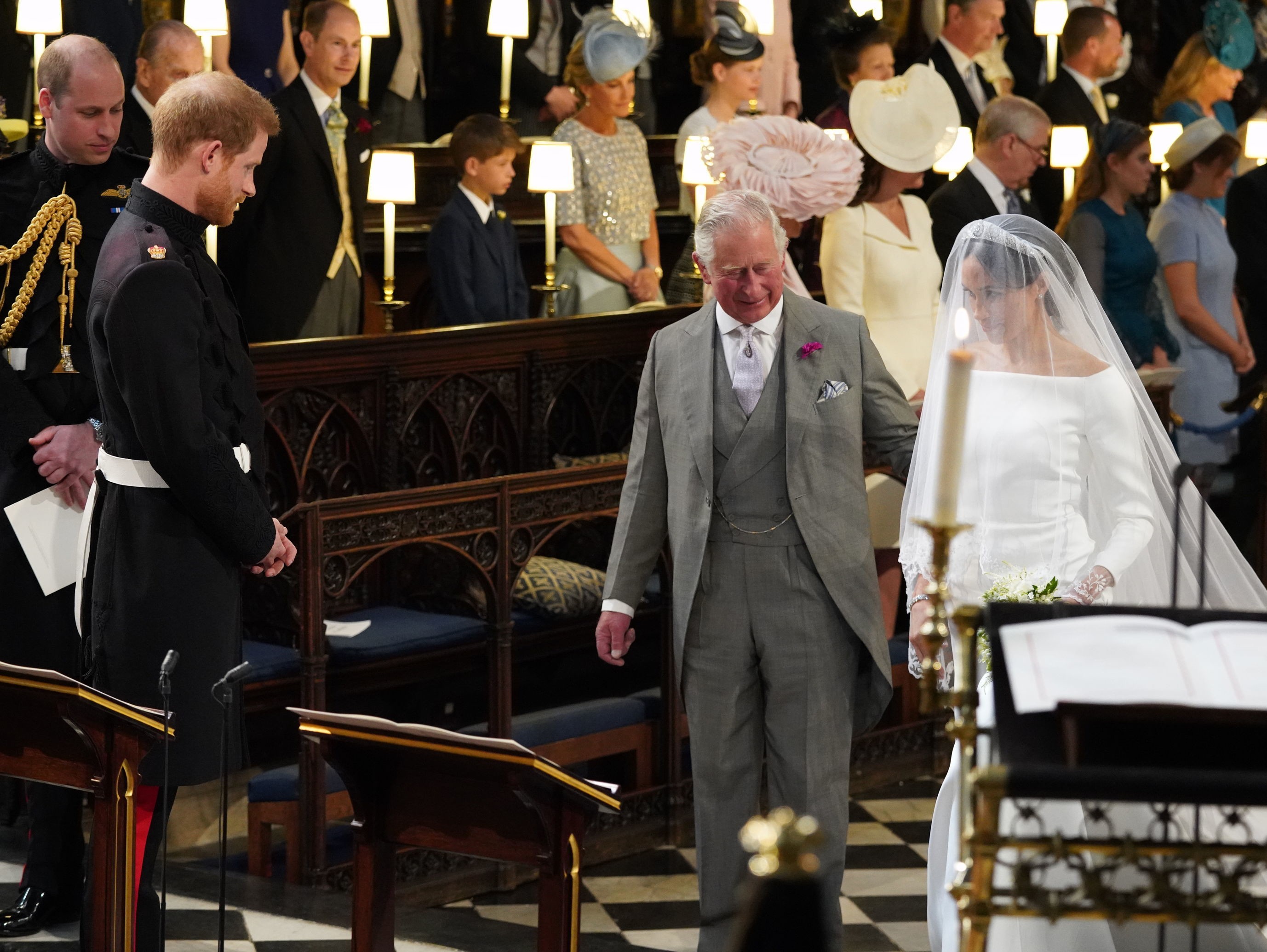Charles leva Meghan Markle até o altar (Foto: Getty Images)