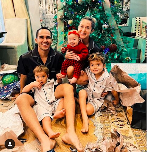 A atriz Alexa PenaVega com o marido e os filhos (Foto: Instagram)