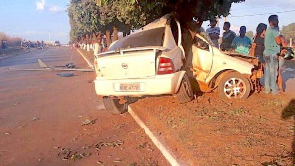 Carro ficou destruído após acidente — Foto: Reprodução