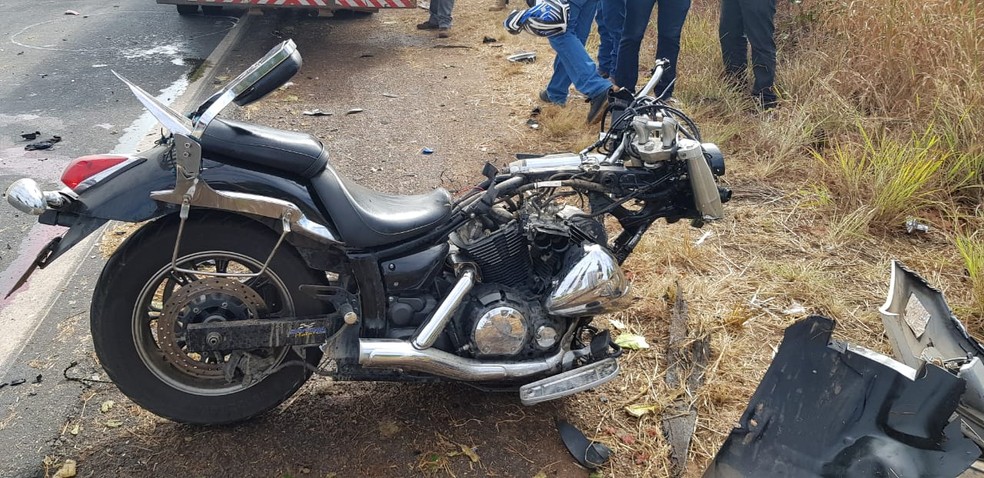 Veículos ficaram destruídos após a colisão — Foto: Divulgação/PRF