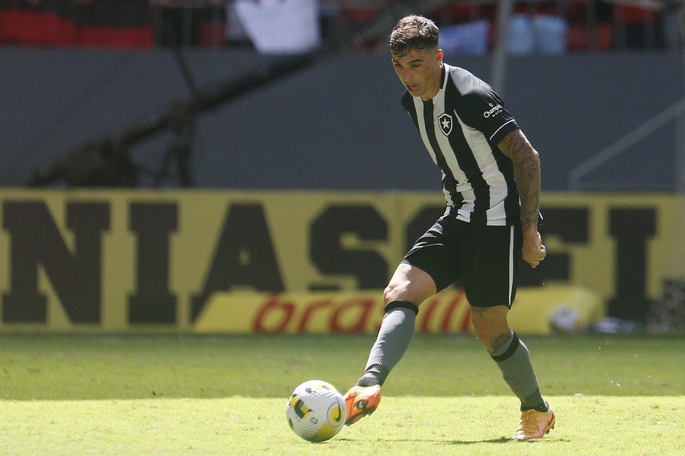 Saravia foi substituído na vitória contra o Flamengo e deixou de ser o jogador com mais minutos desde a chegada de Castro — Foto: Vitor Silva/Botafogo