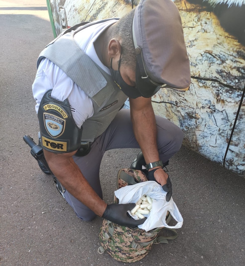 Fiscalização apreende quase 90 cápsulas de cocaína — Foto: Polícia Militar Rodoviária 