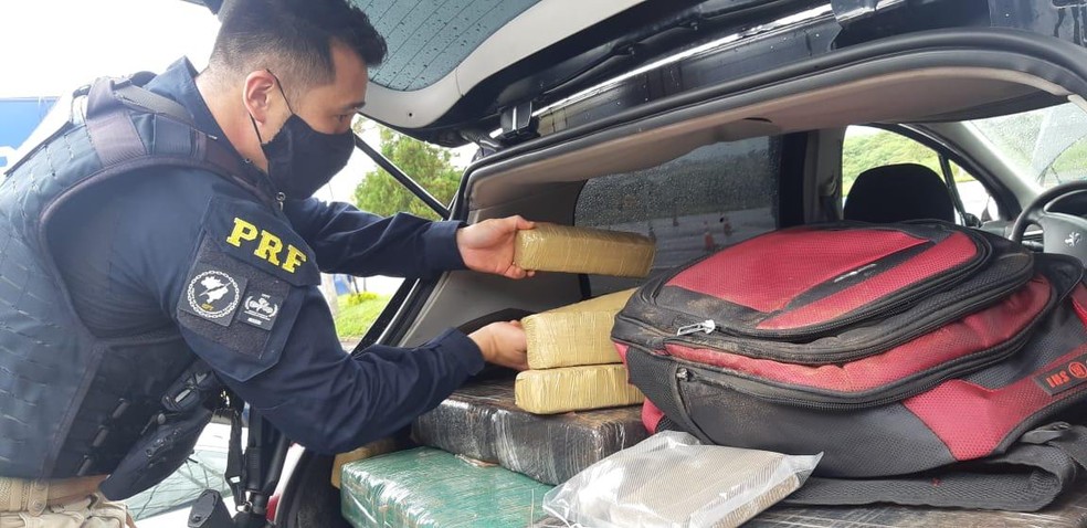 Entorpecentes foram encontrados no porta-malas de carro em Ourinhos — Foto: Polícia Rodoviária Federal/Divulgação