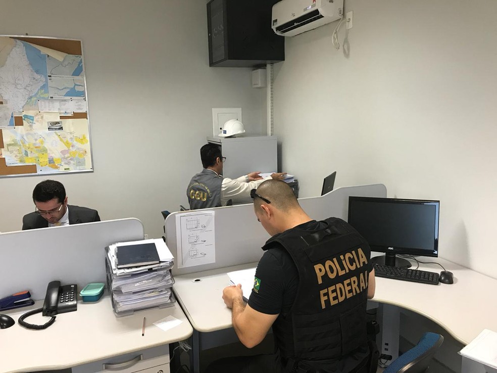 Policiais federais e agentes da CGU inspecionam escritório alvo de operação, em Macapá — Foto: PF/Divulgação